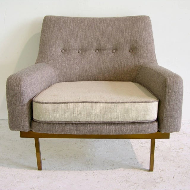 1970s Arflex Italian Brass Base Two-Tone Pepper Cream and Taupe Gray Armchair For Sale - Image 12 of 13