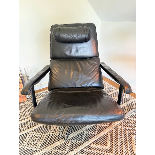 Set of Mid-Century Lounge Chair and Ottoman in Black Leather and Chrome, 1960s, Set of 2 For Sale - Image 4 of 17