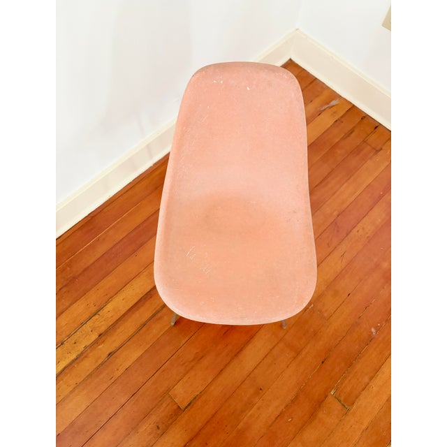1950s 1950s Authentic Herman Miller Eames Fiberglass Side Chair – Original Finish W/ Metal Base For Sale - Image 5 of 10