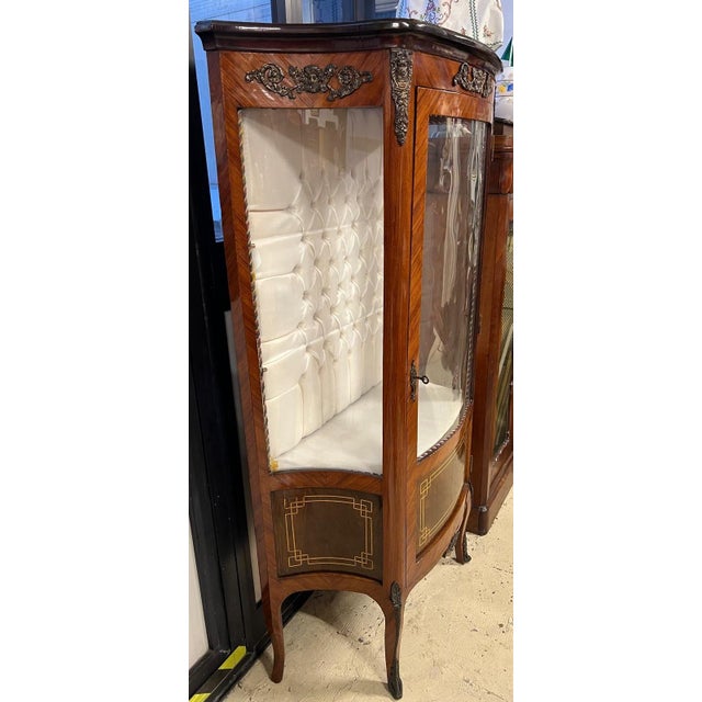 english-style display cabinet with 2 glass shelves interior upholstered in white quilted fabric height: 163 cm width: 89...