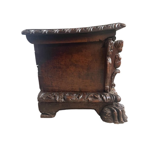 Italian Renaissance Cassone in Walnut, 1600s, in Flawless conditions. Designed before 1890