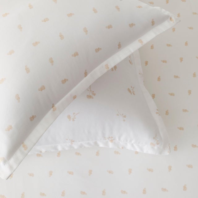 A soft nude-colored dandelion floral motif graces pure white cotton sateen, creating the perfect bedding to infuse any...