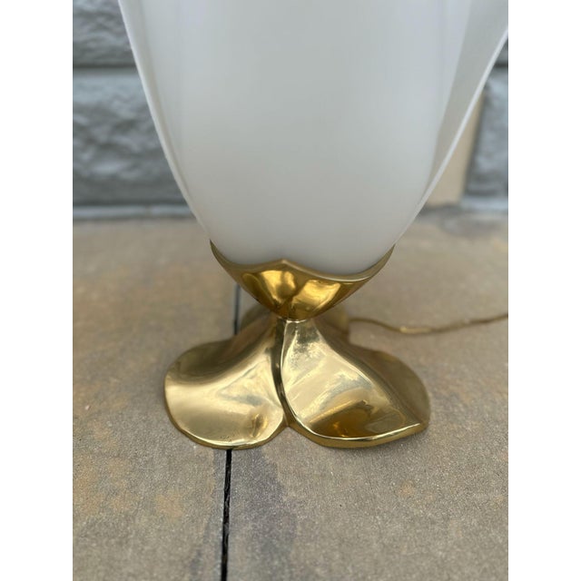 White 1970s Pair of Sculptural Mid-Century Table Lamps With Lucite-Style Shades & Brass Bases For Sale - Image 8 of 18