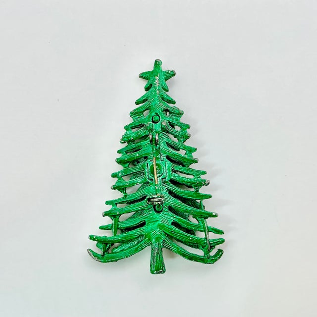 Mid-Century Boho Chic Americana Green Decorated Christmas Tree Brooch. For Sale - Image 6 of 6