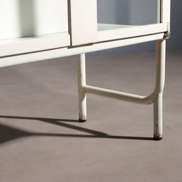 White Vintage Industrial Showcase in Enamelled Metal and Glass, 1960s For Sale - Image 8 of 11