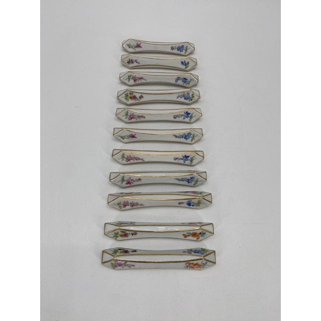 1x knife rest * Meissen porcelain * around 1900, antique * white porcelain with flower painting * scattered flowers in...