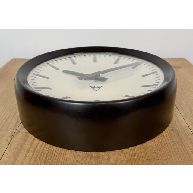 Industrial Bakelite Factory Wall Clock from Pragotron, 1960s For Sale - Image 12 of 17