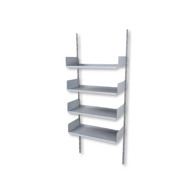 We are offering a beautiful designer wall shelf from the traditional Swiss manufacturer Vitsoe for sale. The shelving...