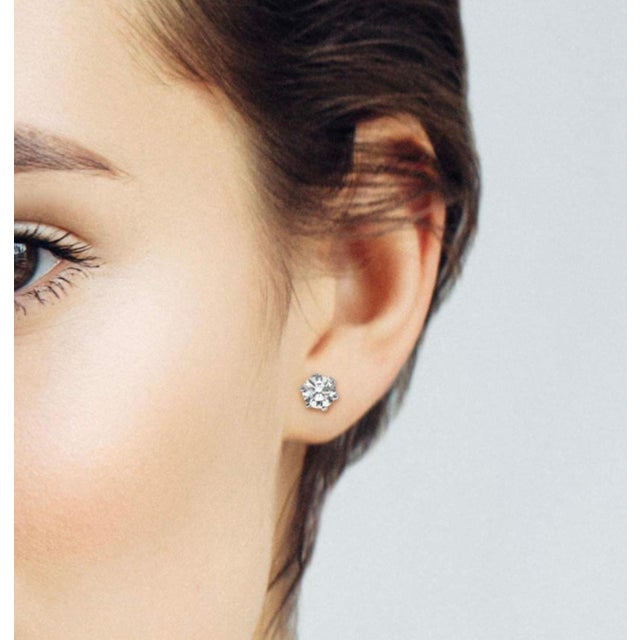 The School of Paris 1.0 Carat Diamond Solitaire Stud Earrings 6 Prongs Screw Back 14 Kt Yellow Gold For Sale - Image 3 of 18