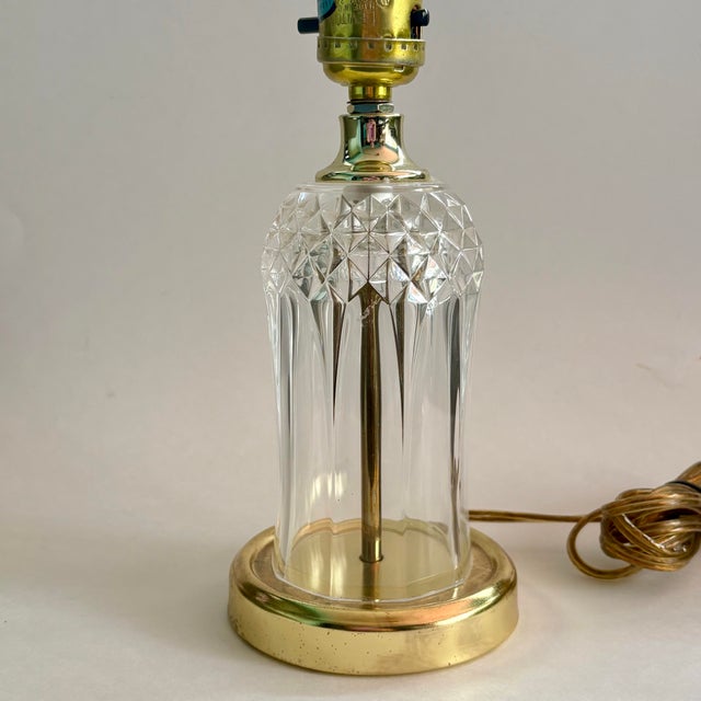 Mid-Century Modern Vintage Faceted Glass Accent Lamp With Brass Base – Hollywood Regency Style For Sale - Image 3 of 9
