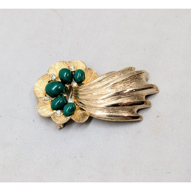 Vintage Signed Ledo 1961 Goldtone Faux-Jade Cabochon & Clear Rhinestone Comet Brooch For Sale - Image 4 of 8
