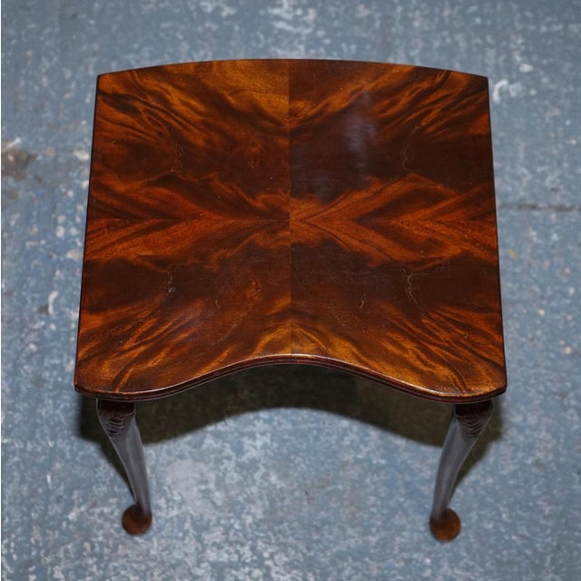 Vintage Kidney Shape Flamed Mahogany Nest of Three Tables with Queen Anne Legs, Set of 3 For Sale - Image 9 of 15