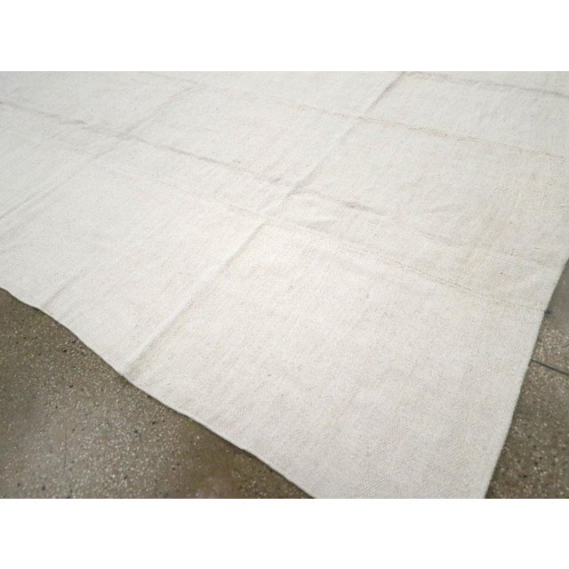White Galerie Shabab Collection Mid-20th Century Handmade Turkish Hemp Flatweave Kilim Room Size Carpet in White For Sale - Image 8 of 10