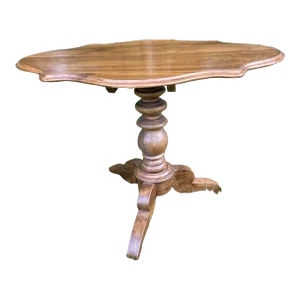 19th Century French Scalloped Edge Tilt Top Table in Walnut