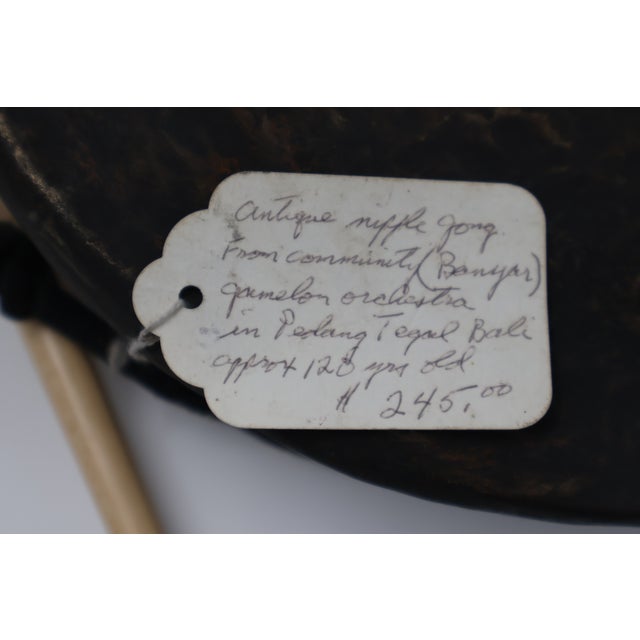 Chinoiserie Antique 19th Century Balinese Gamelan Gong With Old Padangtegal Dealer Tag and Mallet — 10.5" For Sale - Image 3 of 18
