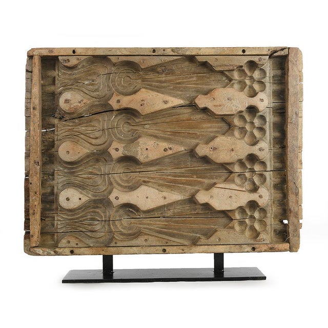 Plaque d'impression murale en bois. This piece is designed in the style of the selected designer and/or manufacturer