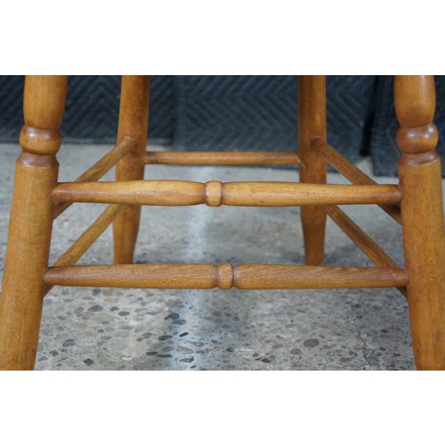 2 Antique 19th Century Colonial Windsor Thumb Back Maple Side End Chairs Pair For Sale - Image 12 of 18