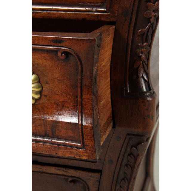Antique French Commode in Walnut, 1740 For Sale - Image 14 of 18