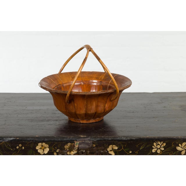 Chinese Late Qing Dynasty 1900s Varnished Bamboo Basket with Large Handles For Sale - Image 11 of 12