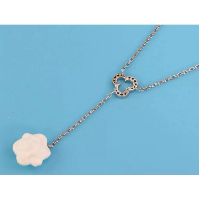 Chanel Camellia White Agate Diamond 18k White Gold Lariat Necklace For Sale In Miami - Image 6 of 10