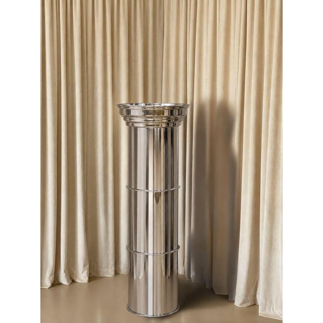Rl 11 cylindrical pedestal in polished aluminum by caspal dimensions: ø 38 x h 114 cm. Materials: polished aluminum....