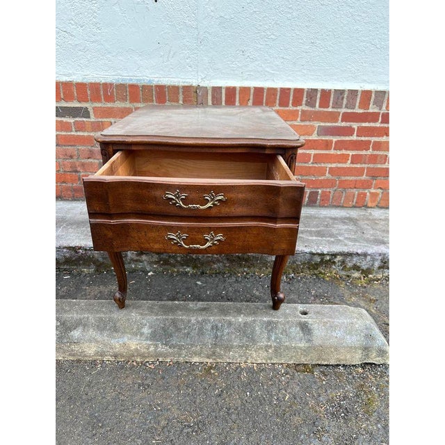 Vintage Louis XV Style Fruitwood Inlaid Nightstand by Weiman Furniture. For Sale - Image 10 of 10