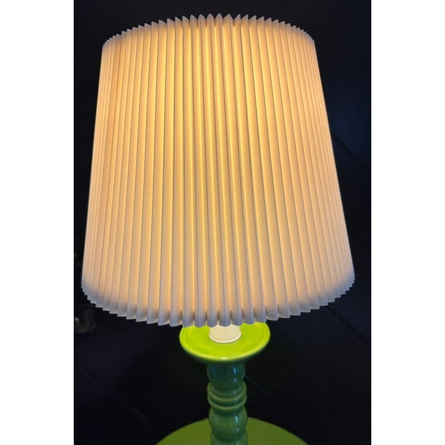 Mid-Century Modern 1970s Vintage Pop Art Lime Green Spindle Floor Lamp With Integrated Tray Table For Sale - Image 3 of 6