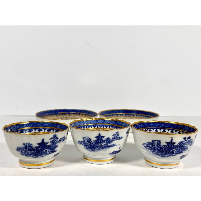Ceramic 18th Century Chinese Export Blue & White Tea Bowls and Underplates With English Clobbering - Set of 5 For Sale - Image 7 of 13