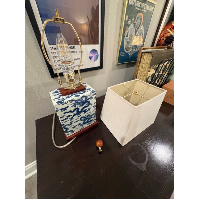 Ralph Lauren Vintage Ralph Lauren Blue & White Dragon Porcelain Table Lamps – Chinoiserie Hollywood Regency (Pair) For Sale - Image 4 of 6