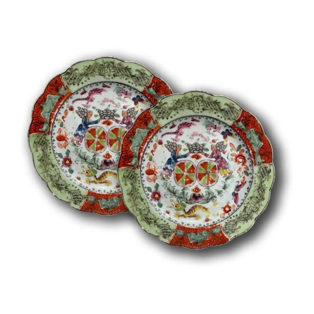 Important Pair of 18th Century English Worcester Hand-Painted Plates, 9” Diameter Each For Sale - Image 12 of 12