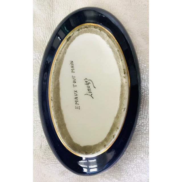 Limoges, France Vintage Royal Limoges France 22-Karat Gold Trinket Box in Cobalt Blue For Sale - Image 4 of 5