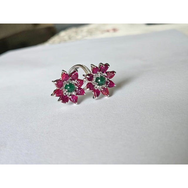 Modern Set in 18k White Gold, Emerald Cabochon, Carved Ruby & Diamonds Toi Et Moi Ring, Us Size 7 For Sale - Image 3 of 11