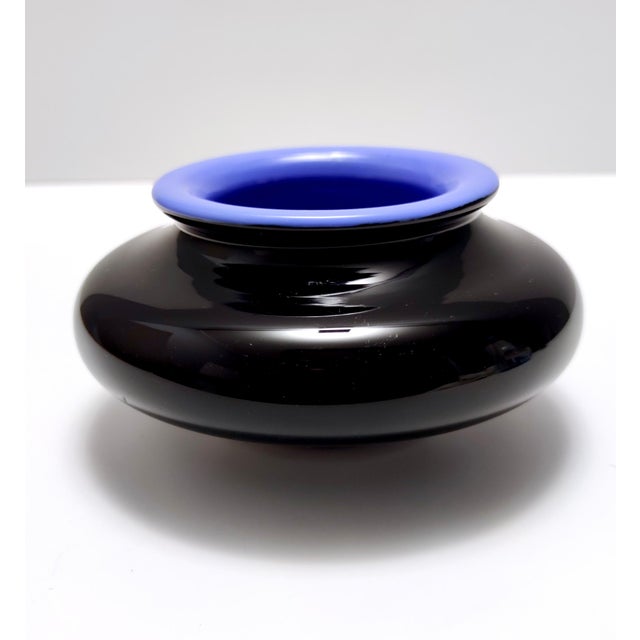 Vintage Iridescent Black and Cornflower Blue Cased Glass Vase, Italy, 1980s For Sale - Image 6 of 12