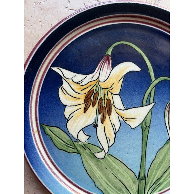 1980s Hand-Painted Studio Pottery Plate Avalanche Lily Signed SBCD 1981 For Sale - Image 5 of 5