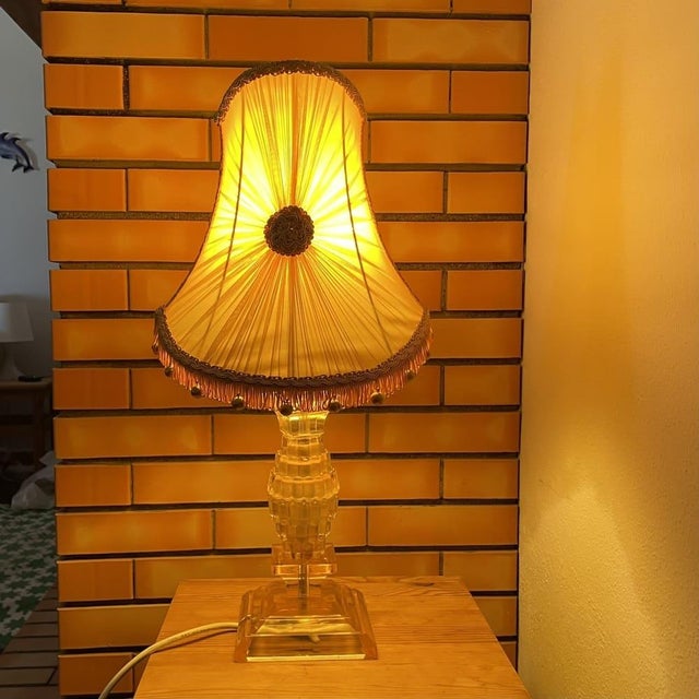 Mid-Century Modern Mid-Century Modern Geometric Amber Acrylic Glass Table Lamp with Hollywood Regency Lampshade, 1960s For Sale - Image 3 of 18