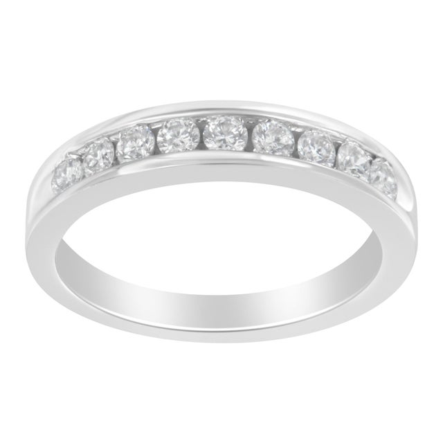 Represent an eternity of love for her by presenting her this charming ring band. This dazzling band is elegantly composed...
