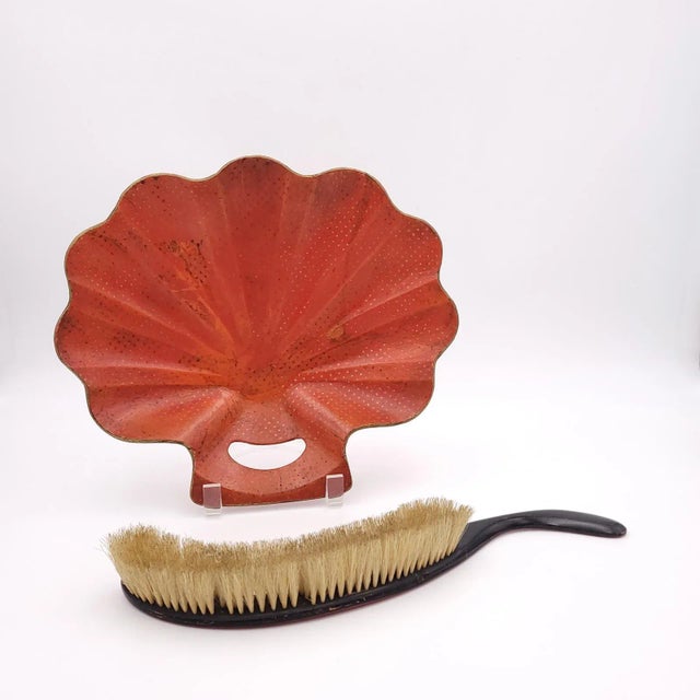 A 19th-century crumber and brush in papier-mâché, decorated in the Chinese style. The crumber measures 2.5" h x 12" w x...