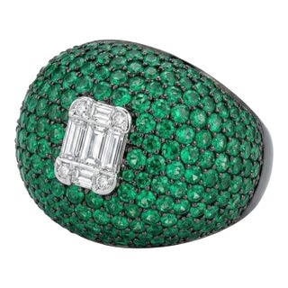 Natural 18k Gold Emerald Halo Cocktail Ring With 0.25ct Diamonds For Sale