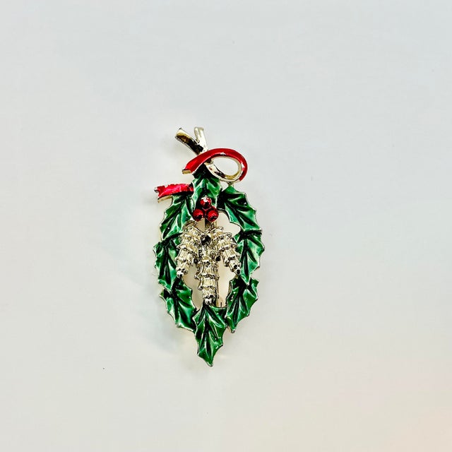 1950s Vintage Americana Boho Chic Christmas Holly Wreath Brooch, Gerry’s Creatives. For Sale - Image 4 of 5