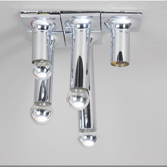 Chrome combined with a silver bulb the right ingredients to create a beautiful classic space age light. This amazing Staff...