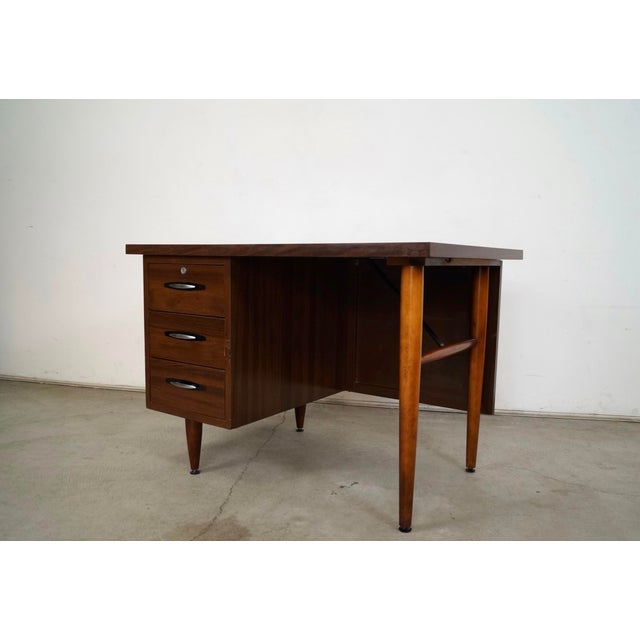 Mid-Century Modern 1960’s Mid-Century Modern Executive Desk by High Point For Sale - Image 3 of 12
