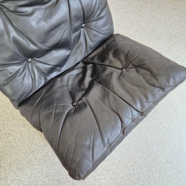 1960s Set of Mid-Century Black Leather Siesta Chair and Ottoman by Ingmar Relling for Westnofa, 1960s For Sale - Image 5 of 11