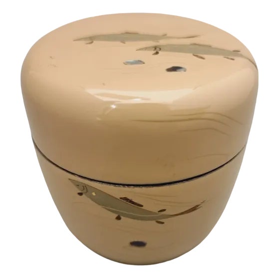 Vintage Japanese Netsuke Matcha Conatiner with Maki-E Lacquer in Cream Colour with Sleek Salmons and Decorative Inlay, 1960s For Sale
