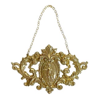 Early 20th Century French Belle âˆšÃ¢poque Gilt Bronze Putti Motif Bottle Ornament / Tag For Sale