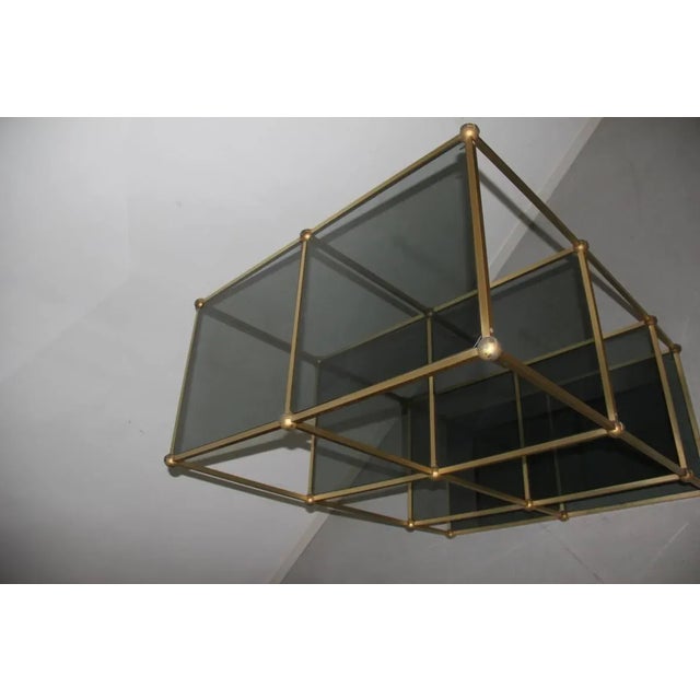 This Italian shelf dates from the 1970s and comes in golden aluminium. It has a refined and elegant design.