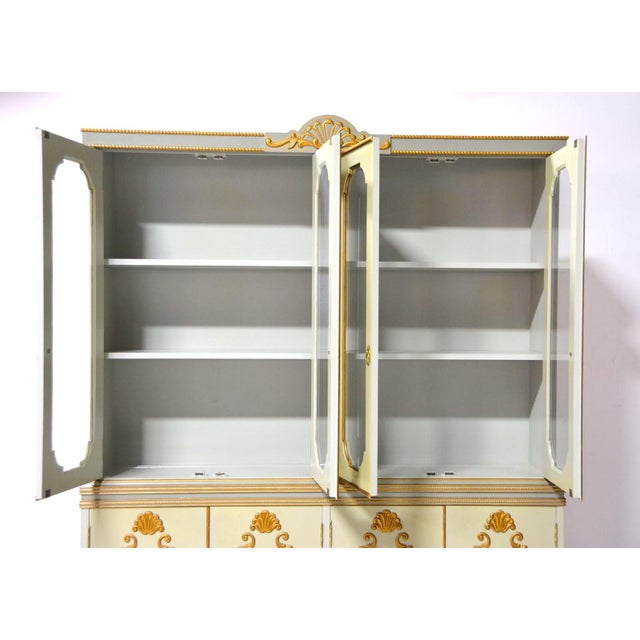 Early to Mid-20th Century Louis XVI Style Italian Hand-Painted China Cabinet For Sale In New York - Image 6 of 11