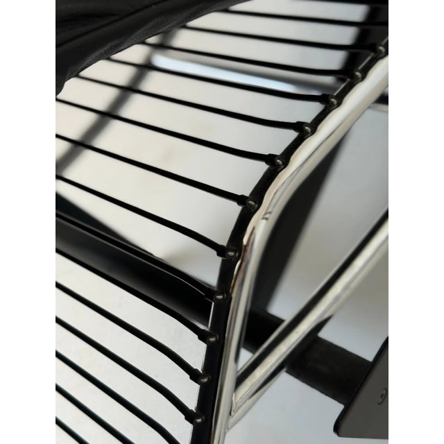 Modernist Chaise Longue in Black Leather and Chrome Metal, 1970s For Sale - Image 4 of 6