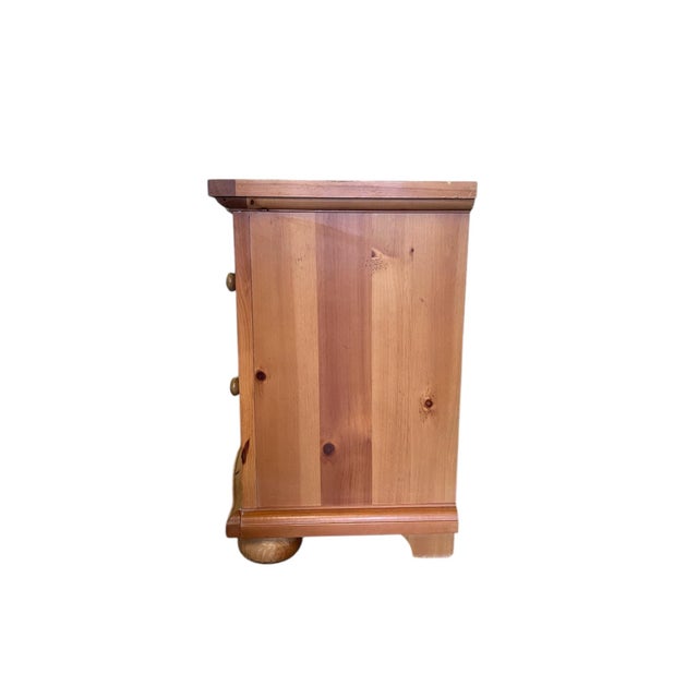 1990s American Country Solid Pine 6-Drawer Dresser With Matching Nightstands, 3 Pieces For Sale - Image 9 of 12