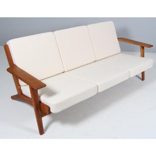 Model 290 Three-Seater Sofa in Oak and Boucle by Hans J. Wegner for Getama, 1970 For Sale - Image 10 of 11