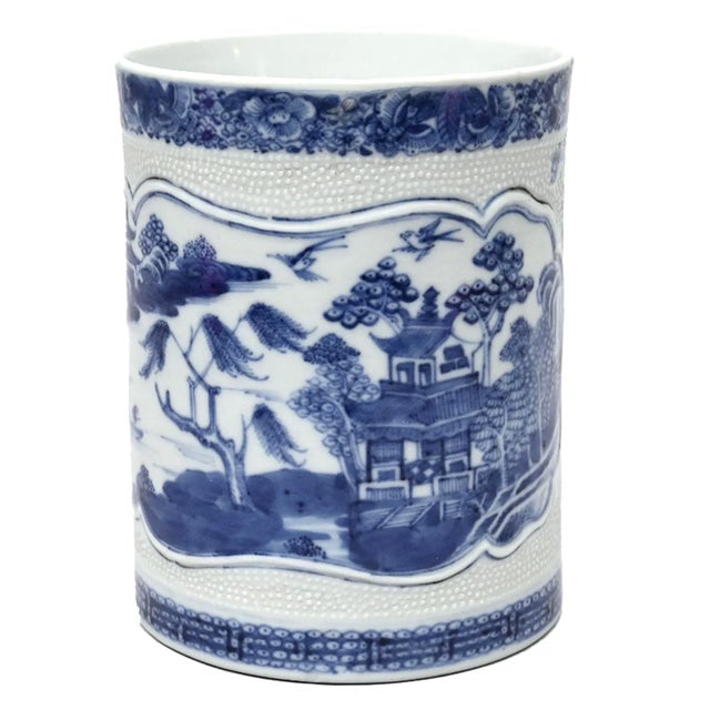 Chinese River Scenes in Cobalt: An 18th-Century Chinese Export Porcelain Tankard For Sale - Image 3 of 5